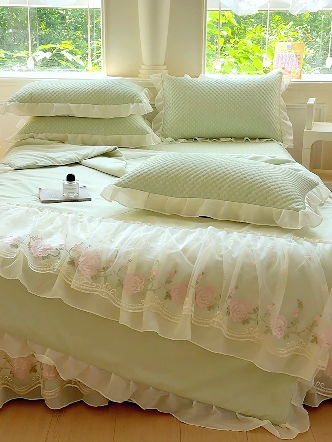 91家纺网 家纺一手货源 找家纺 漫布云2025新款A类甄选PE凉感丝花边床裙款冰豆豆凉席床盖三件套春夏韩版公主风水洗棉蕾丝夏被 梦幻—薄荷绿