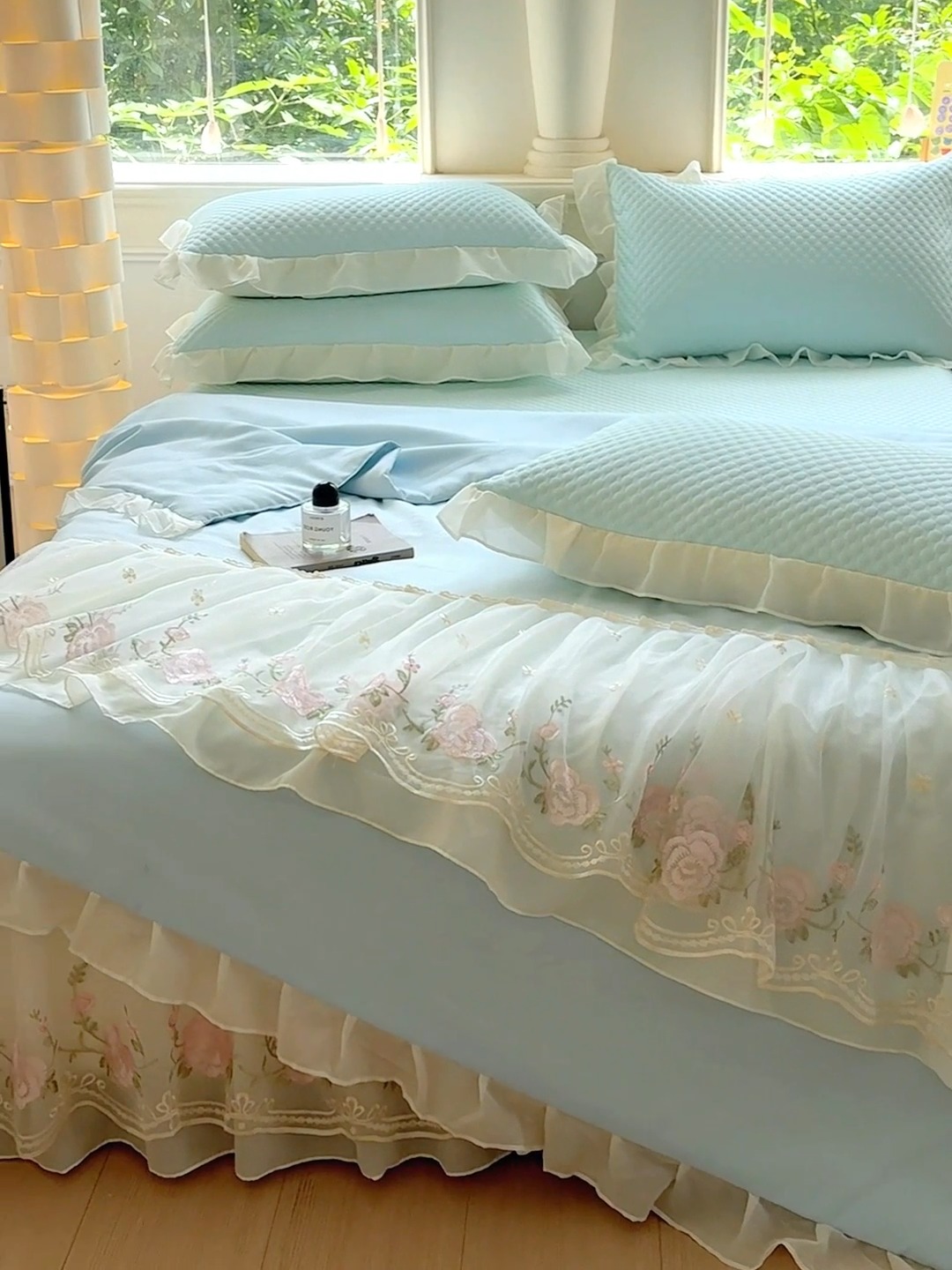 91家纺网 家纺一手货源 找家纺 漫布云2025新款A类甄选PE凉感丝花边床裙款冰豆豆凉席床盖三件套春夏韩版公主风水洗棉蕾丝夏被   梦幻—梦幻蓝 