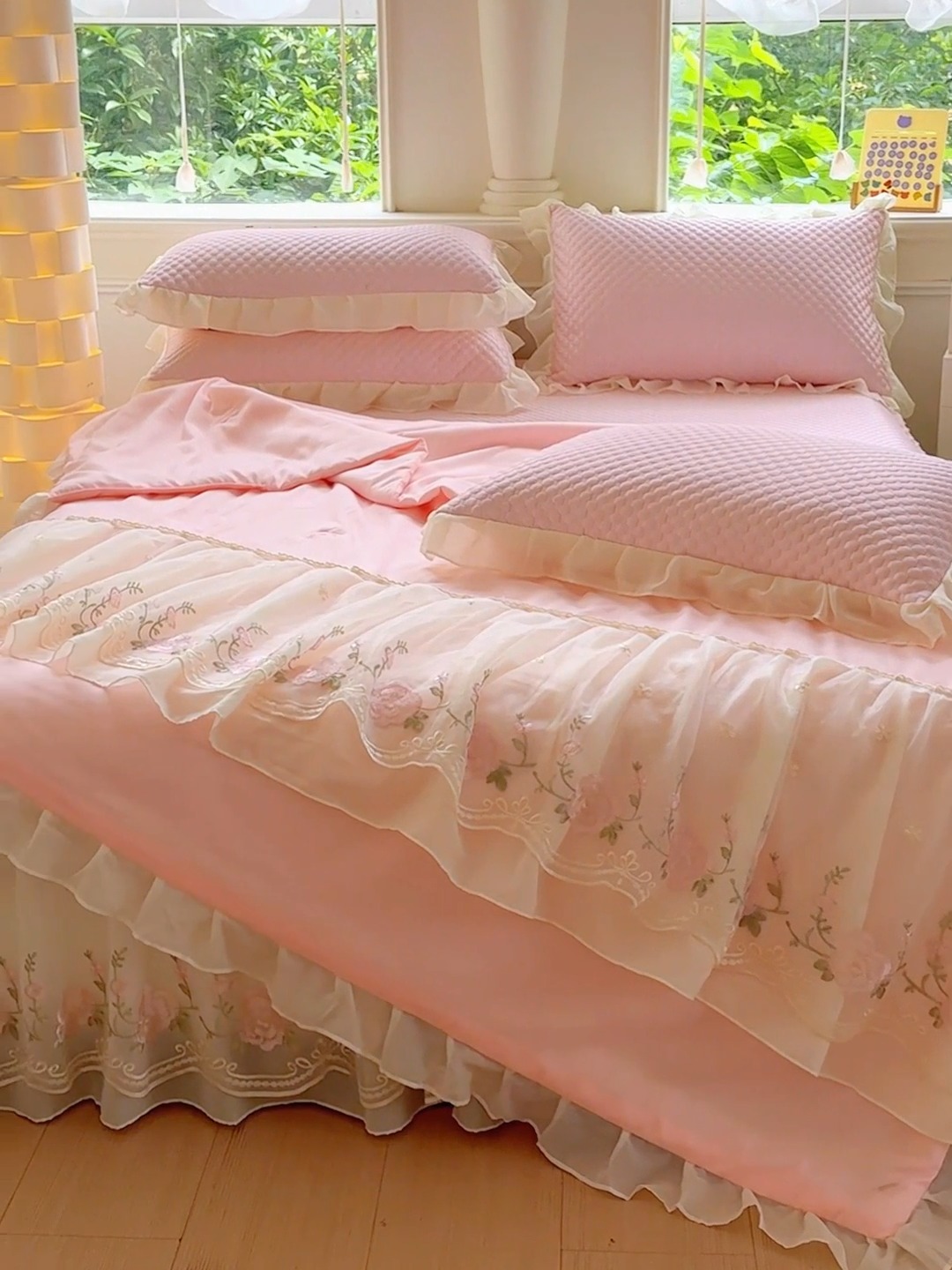 91家纺网 家纺一手货源 找家纺 漫布云2025新款A类甄选PE凉感丝花边床裙款冰豆豆凉席床盖三件套春夏韩版公主风水洗棉蕾丝夏被  梦幻—樱花粉