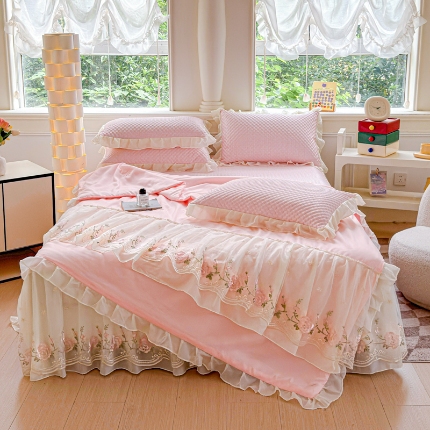 91家纺网 家纺一手货源 找家纺 （总）苏米娜2025新款A类甄选PE凉感丝花边床裙款冰豆豆凉席床盖三件套春夏韩版公主风水洗棉蕾丝夏被