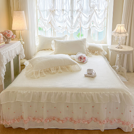 91家纺网 家纺一手货源 找家纺 瑞宝2025新款PE凉感花边床裙款三件套-夏日玫瑰 夏日玫瑰-奶油白