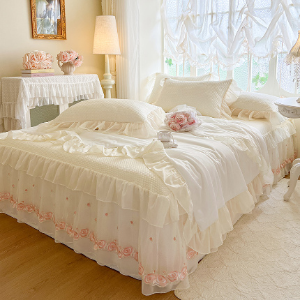 91家纺网 家纺一手货源 找家纺 瑞宝2025新款PE凉感花边床裙款凉席夏被四件套-夏日玫瑰 夏日玫瑰-奶油白