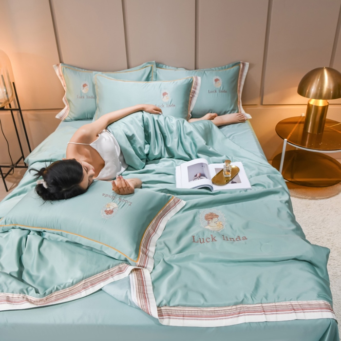 91家纺网 家纺一手货源 找家纺 （总）【苏东来】2025轻奢宽边居里夫人水洗真丝刺绣夏被四件套四件套纯色冰丝天丝刺绣夏凉被空调被双人春秋被