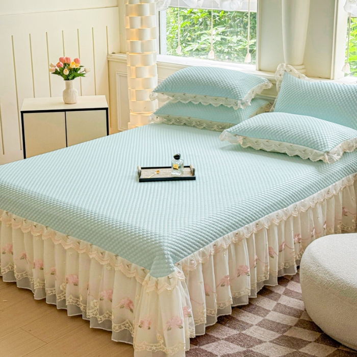 91家纺网 家纺一手货源 找家纺 苏米娜2025甄选A类凉豆豆纯色系蕾丝花边床裙款床单款床盖床单凉席三件套蕾丝床盖款凉席三件套 唯爱-天空蓝 