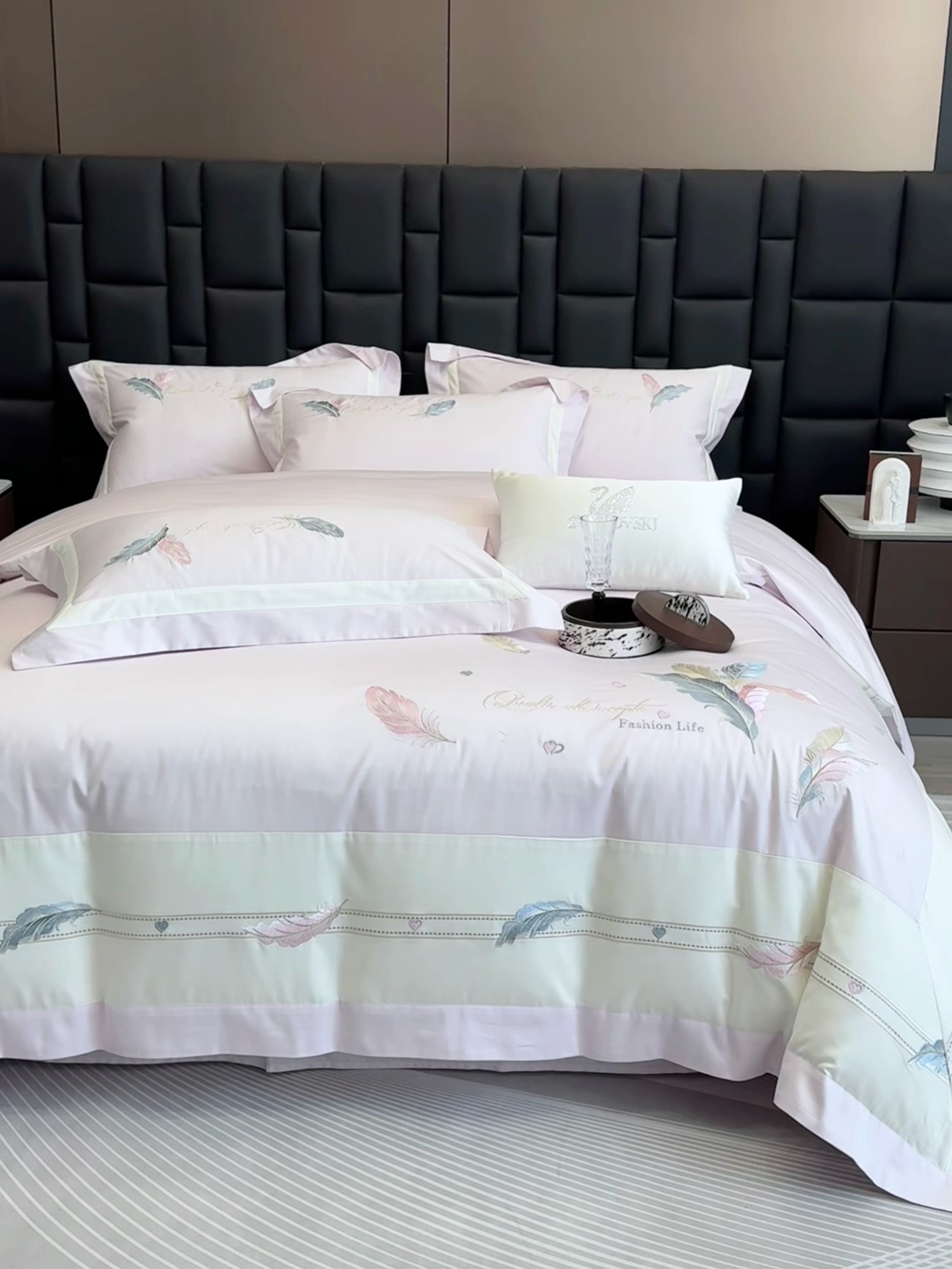 91家纺网 家纺一手货源 找家纺 春夏新品高级感50*50S贡缎长绒棉刺绣四件套纯棉床单全棉床笠高档礼盒装量大价优 梦境紫-彩羽-贡缎长绒棉