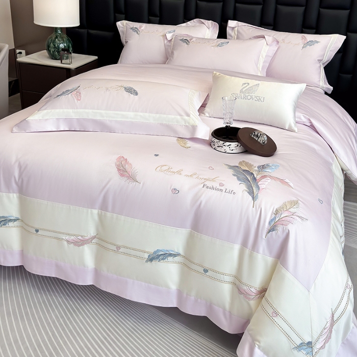 91家纺网 家纺一手货源 找家纺 春夏新品高级感50*50S贡缎长绒棉刺绣四件套纯棉床单全棉床笠高档礼盒装量大价优 梦境紫-彩羽-贡缎长绒棉