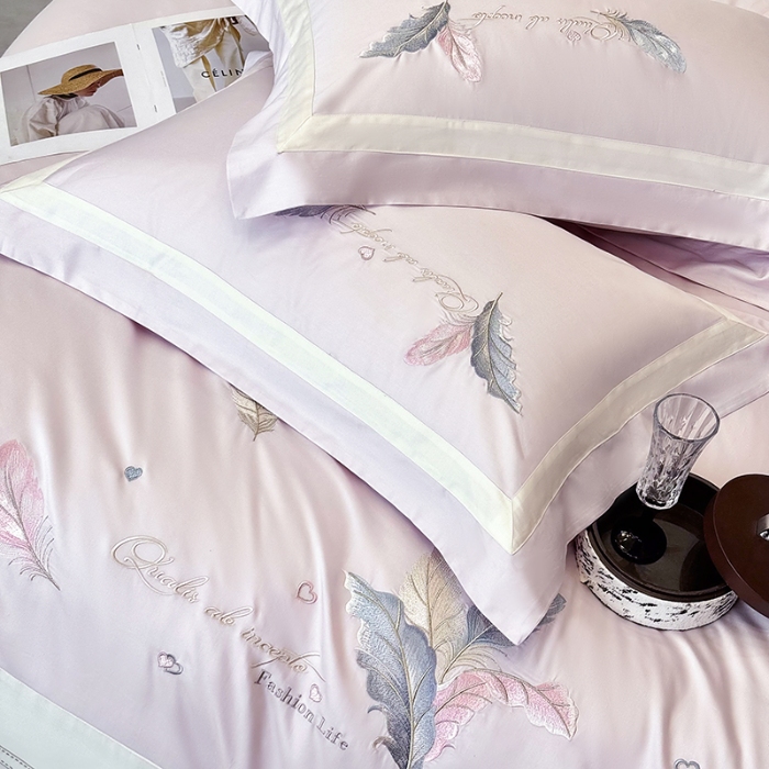 91家纺网 家纺一手货源 找家纺 春夏新品高级感50*50S贡缎长绒棉刺绣四件套纯棉床单全棉床笠高档礼盒装量大价优 梦境紫-彩羽-贡缎长绒棉