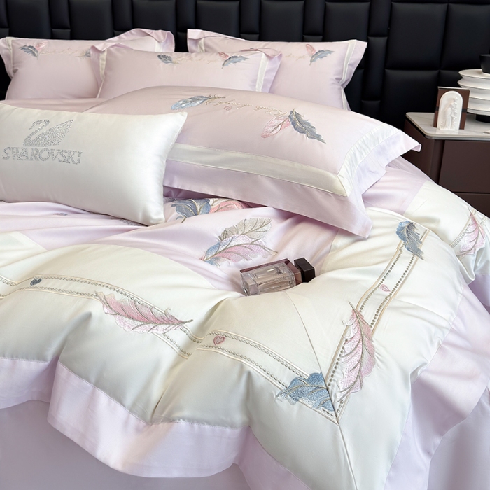 91家纺网 家纺一手货源 找家纺 春夏新品高级感50*50S贡缎长绒棉刺绣四件套纯棉床单全棉床笠高档礼盒装量大价优 梦境紫-彩羽-贡缎长绒棉