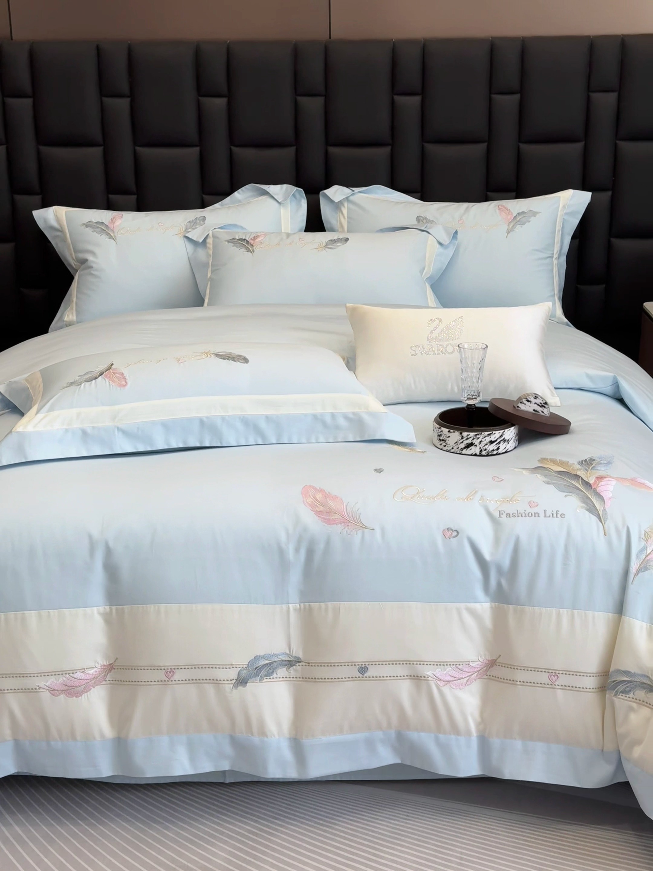 91家纺网 家纺一手货源 找家纺 春夏新品高级感50*50S贡缎长绒棉刺绣四件套纯棉床单全棉床笠高档礼盒装量大价优 蒂芙尼蓝-彩羽-贡缎长绒棉