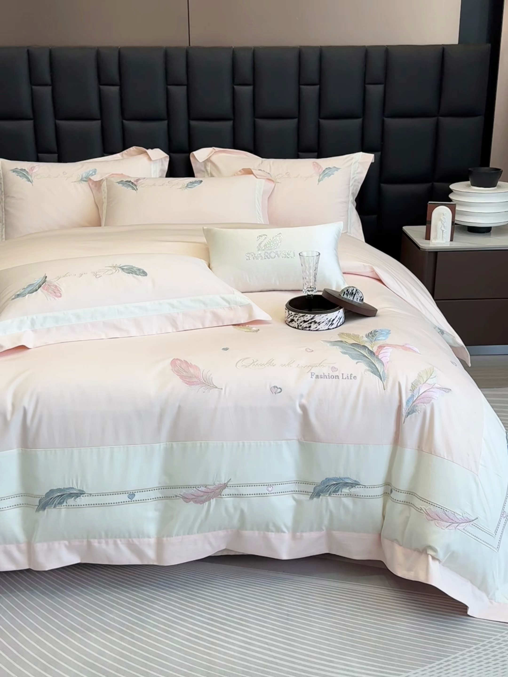 91家纺网 家纺一手货源 找家纺 春夏新品高级感50*50S贡缎长绒棉刺绣四件套纯棉床单全棉床笠高档礼盒装量大价优 桃花粉-彩羽-贡缎长绒棉