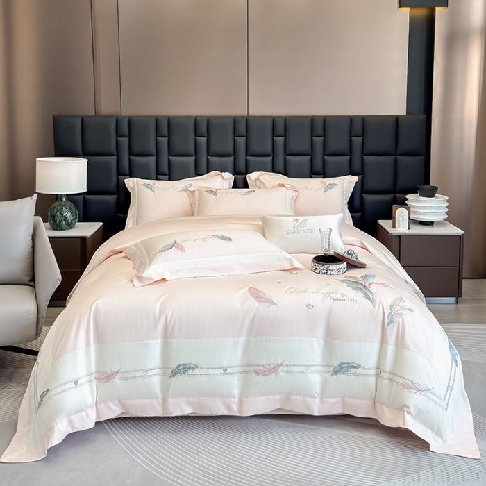 91家纺网 家纺一手货源 找家纺 春夏新品高级感50*50S贡缎长绒棉刺绣四件套纯棉床单全棉床笠高档礼盒装量大价优 桃花粉-彩羽-贡缎长绒棉