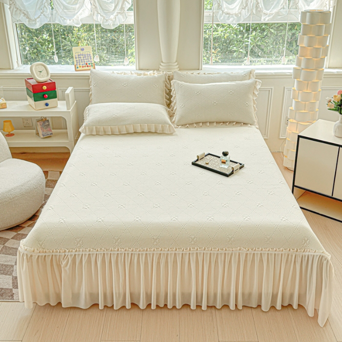 91家纺网 家纺一手货源 找家纺 苏米娜 2025新款百分百中分子凉感席大版冰感床裙款凉席三件套  四叶草-奶白 