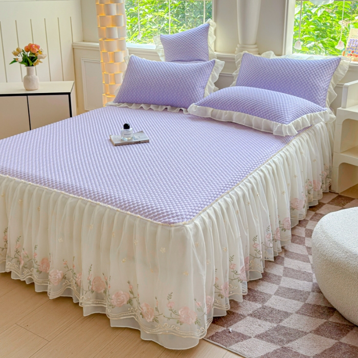 91家纺网 家纺一手货源 找家纺 漫布云2025新款A类甄选PE凉感丝花边床裙款冰豆豆凉席床盖三件套春夏韩版公主风水洗棉蕾丝夏被 梦幻—香芋紫 
