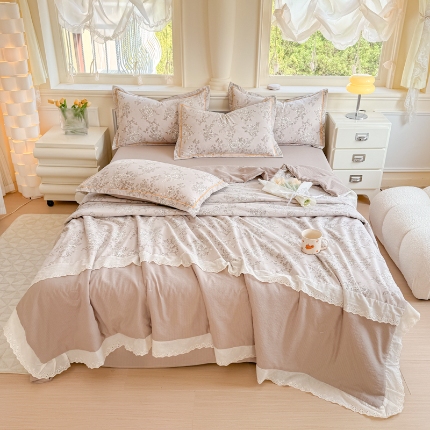 91家纺网 家纺一手货源 找家纺 （总）【苏东来】2025小清新韩版印花蕾丝花边皱皱棉工艺款拼接单夏被四件套韩式赫本碎花荷叶边夏凉被子空调被双人春秋被可水洗