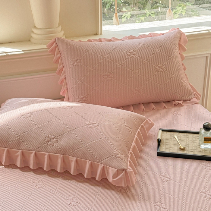 91家纺网 家纺一手货源 找家纺 漫布云 2025新款凉豆豆PE凉感丝花边床裙款冰豆豆凉席床盖三件套 四叶草-豆沙 