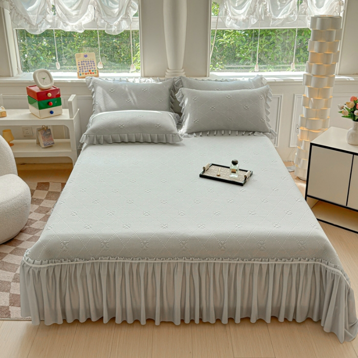 91家纺网 家纺一手货源 找家纺 漫布云 2025新款凉豆豆PE凉感丝花边床裙款冰豆豆凉席床盖三件套 四叶草-浅灰 