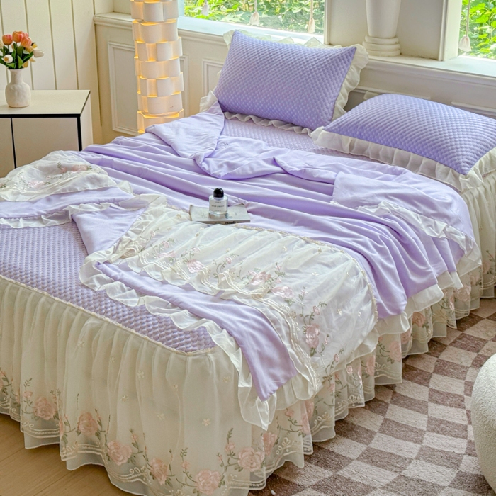 91家纺网 家纺一手货源 找家纺 漫布云2025新款A类甄选PE凉感丝花边床裙款冰豆豆凉席床盖三件套春夏韩版公主风水洗棉蕾丝夏被   梦幻—香芋紫
