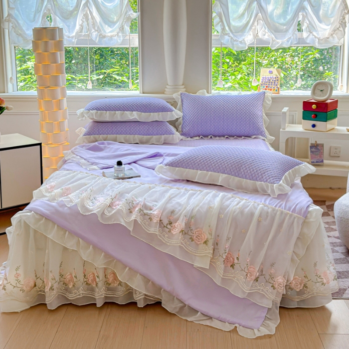 91家纺网 家纺一手货源 找家纺 漫布云2025新款A类甄选PE凉感丝花边床裙款冰豆豆凉席床盖三件套春夏韩版公主风水洗棉蕾丝夏被   梦幻—香芋紫