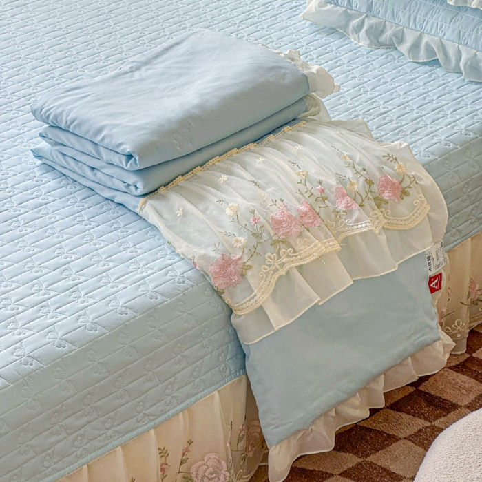 91家纺网 家纺一手货源 找家纺 苏米娜2025春夏韩版公主风水洗棉蕾丝床盖款夏被四件套法式蕾丝花边床裙款四件套 艾薇—梦幻蓝