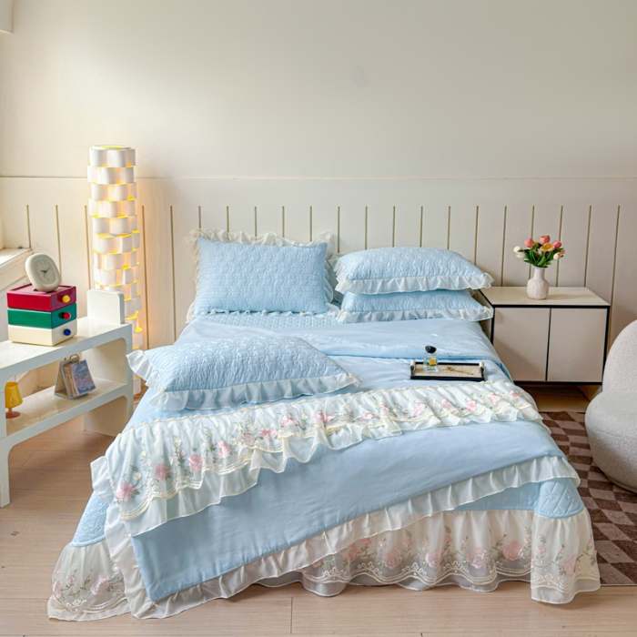 91家纺网 家纺一手货源 找家纺 苏米娜2025春夏韩版公主风水洗棉蕾丝床盖款夏被四件套法式蕾丝花边床裙款四件套 艾薇—梦幻蓝