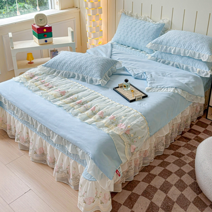 91家纺网 家纺一手货源 找家纺 苏米娜2025春夏韩版公主风水洗棉蕾丝床盖款夏被四件套法式蕾丝花边床裙款四件套 艾薇—梦幻蓝