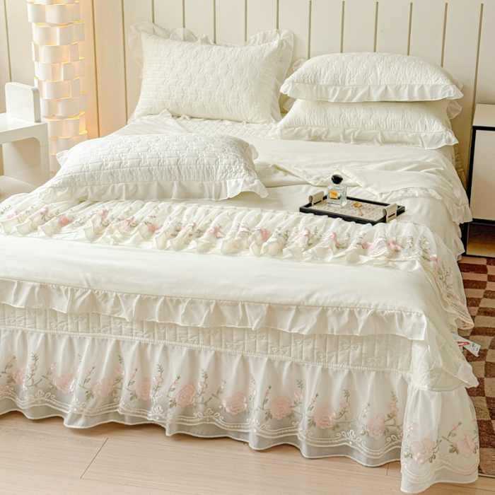 91家纺网 家纺一手货源 找家纺 苏米娜2025春夏韩版公主风水洗棉蕾丝床盖款夏被四件套法式蕾丝花边床裙款四件套  艾薇—奶白 