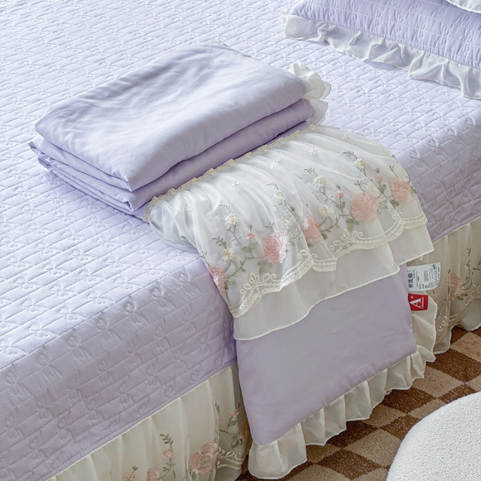 91家纺网 家纺一手货源 找家纺 苏米娜2025春夏韩版公主风水洗棉蕾丝床盖款夏被四件套法式蕾丝花边床裙款四件套  艾薇—香芋紫