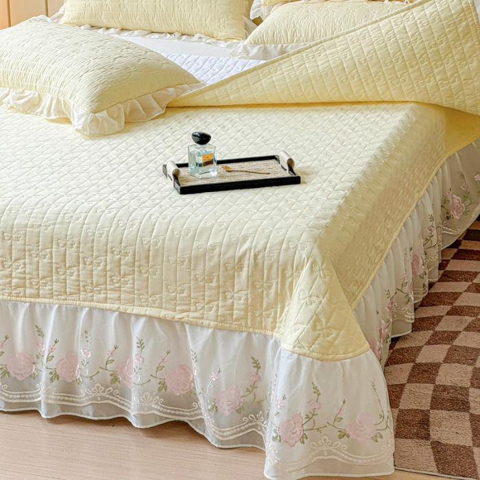 91家纺网 家纺一手货源 找家纺 苏米娜2025春夏韩版公主风水洗棉蕾丝床盖款夏被四件套法式蕾丝花边床裙款四件套  艾薇—嫩黄 