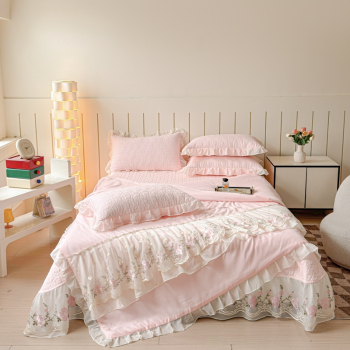 91家纺网 家纺一手货源 找家纺 苏米娜2025春夏韩版公主风水洗棉蕾丝床盖款夏被四件套法式蕾丝花边床裙款四件套 艾薇—少女粉 