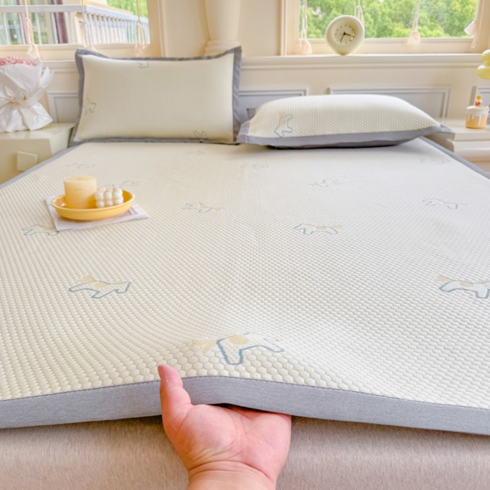 91家纺网 家纺一手货源 找家纺 （总）2025高端轻奢简约提花凉感PE高分子复合软凉席三件套纯色冰豆豆冰丝凉席子三件套件空调席床单三明治