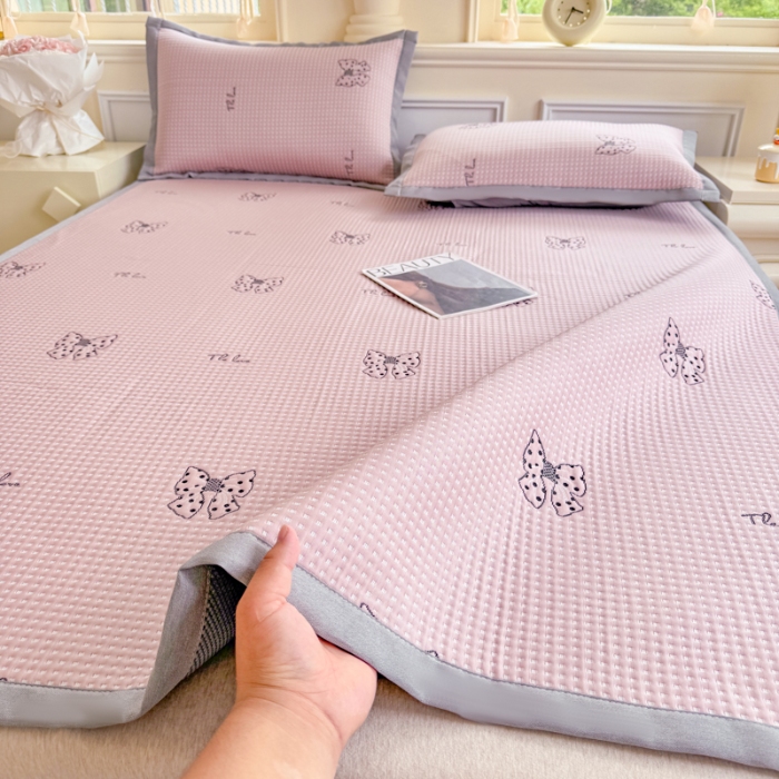 91家纺网 家纺一手货源 找家纺 （总）2025高端轻奢简约提花凉感PE高分子复合软凉席三件套纯色冰豆豆冰丝凉席子三件套件空调席床单三明治