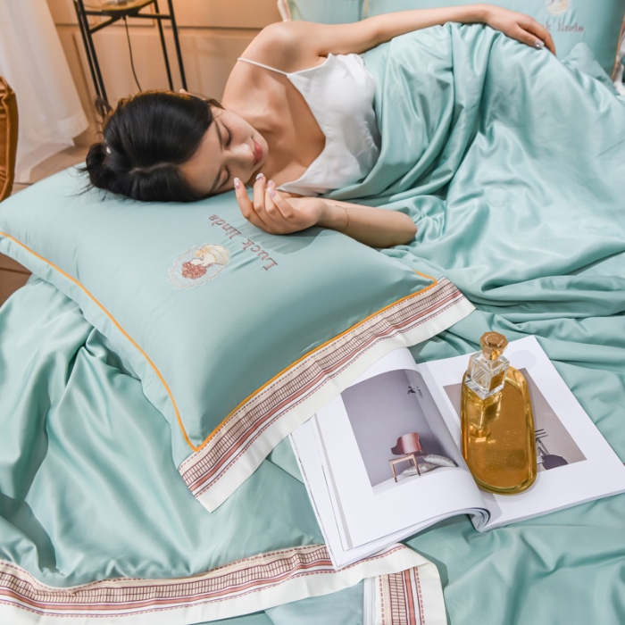 91家纺网 家纺一手货源 找家纺 （总）【苏东来】2025轻奢宽边居里夫人水洗真丝刺绣夏被四件套四件套纯色冰丝天丝刺绣夏凉被空调被双人春秋被