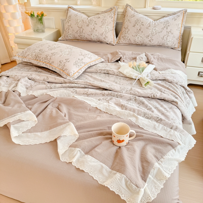 91家纺网 家纺一手货源 找家纺 （总）【苏东来】2025小清新韩版印花蕾丝花边皱皱棉工艺款拼接单夏被四件套韩式赫本碎花荷叶边夏凉被子空调被双人春秋被可水洗