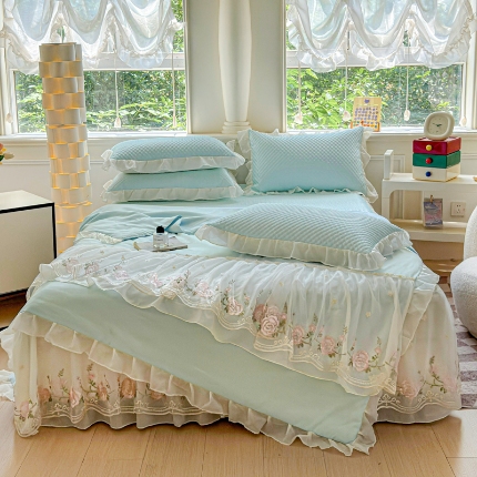 91家纺网 家纺一手货源 找家纺 苏米娜2025新款A类甄选PE凉感丝花边床裙款冰豆豆凉席床盖三件套春夏韩版公主风水洗棉蕾丝夏被 梦幻—樱花粉