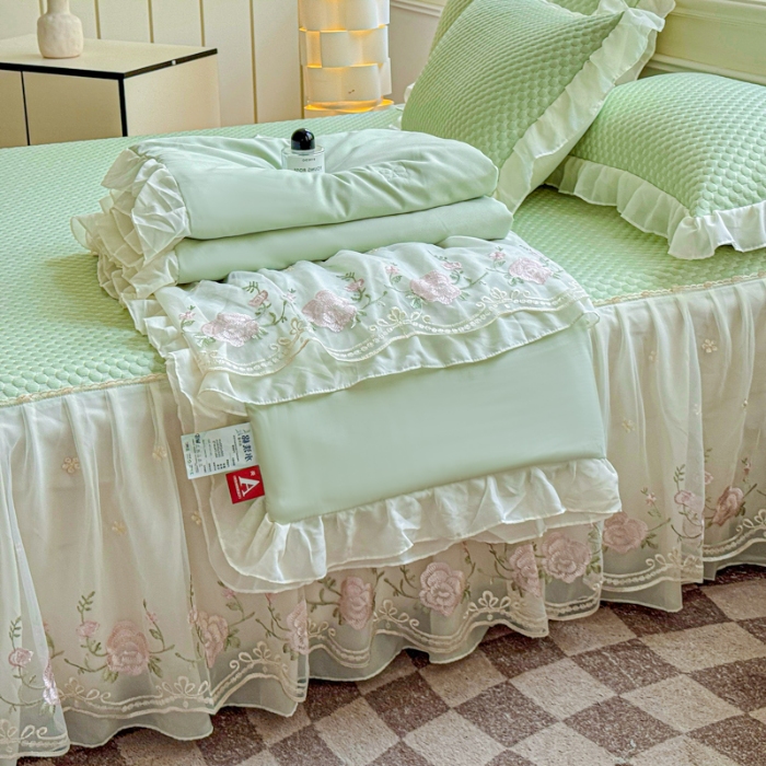 91家纺网 家纺一手货源 找家纺 苏米娜2025新款A类甄选PE凉感丝花边床裙款冰豆豆凉席床盖三件套春夏韩版公主风水洗棉蕾丝夏被 梦幻—薄荷绿  