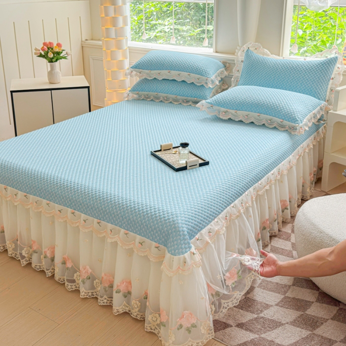 91家纺网 家纺一手货源 找家纺 漫布云2025甄选A类凉豆豆纯色系蕾丝花边床裙款床单款床盖床单凉席三件套蕾丝床盖款凉席三件套 唯爱-婴儿蓝 