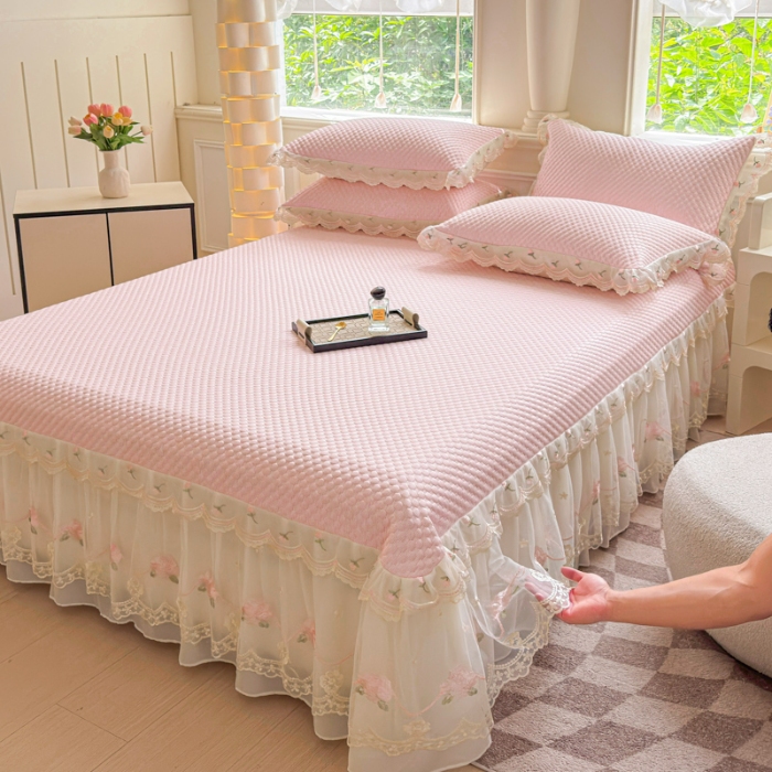 91家纺网 家纺一手货源 找家纺 漫布云2025甄选A类凉豆豆纯色系蕾丝花边床裙款床单款床盖床单凉席三件套蕾丝床盖款凉席三件套 唯爱-樱花粉