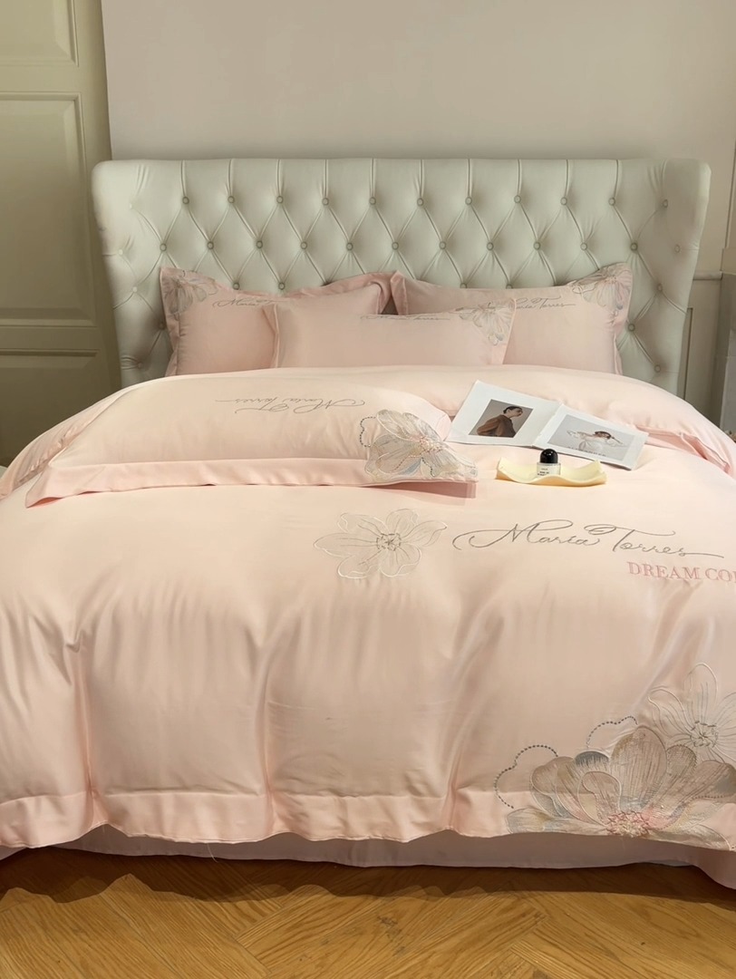 91家纺网 家纺一手货源 找家纺 （总）新方向 2025新款天丝重工刺绣大宽边工艺四件套-时光  直播首选（纸盒包装）