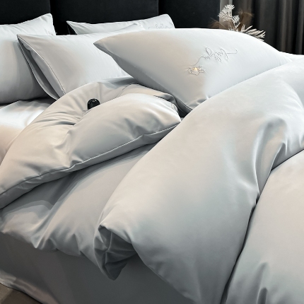 91家纺网 家纺一手货源 找家纺 （总）2025新款 专版花型 A类 精工刺绣款高克重云朵亲肤棉四件套--蝶舞 