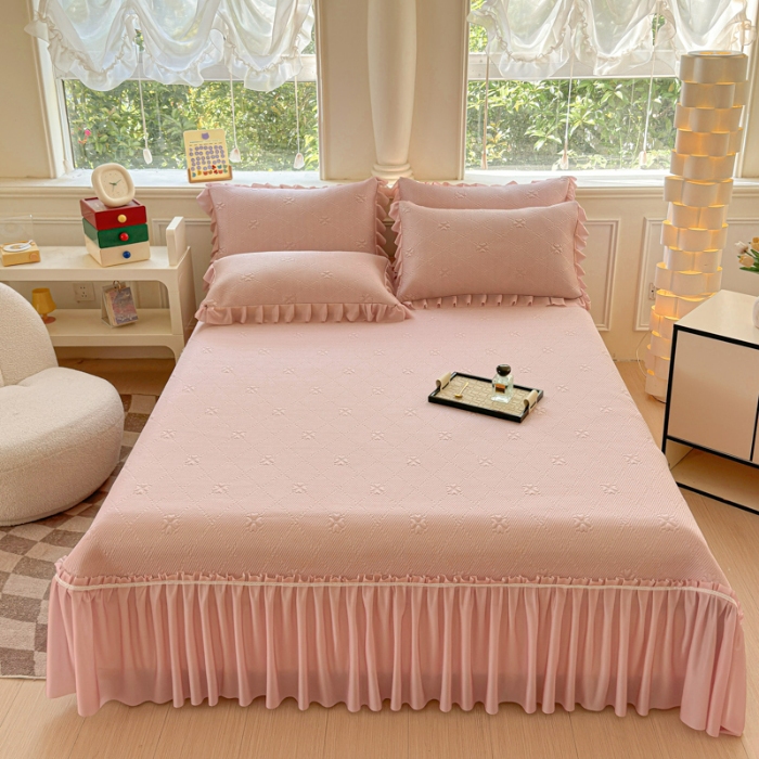 91家纺网 家纺一手货源 找家纺 漫布云 2025新款凉豆豆PE凉感丝花边床裙款冰豆豆凉席床盖三件套  四叶草-豆沙 