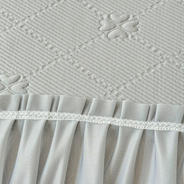 91家纺网 家纺一手货源 找家纺 漫布云 2025新款凉豆豆PE凉感丝花边床裙款冰豆豆凉席床盖三件套 四叶草-浅灰