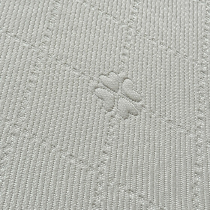 91家纺网 家纺一手货源 找家纺 漫布云 2025新款凉豆豆PE凉感丝花边床裙款冰豆豆凉席床盖三件套 四叶草-浅灰