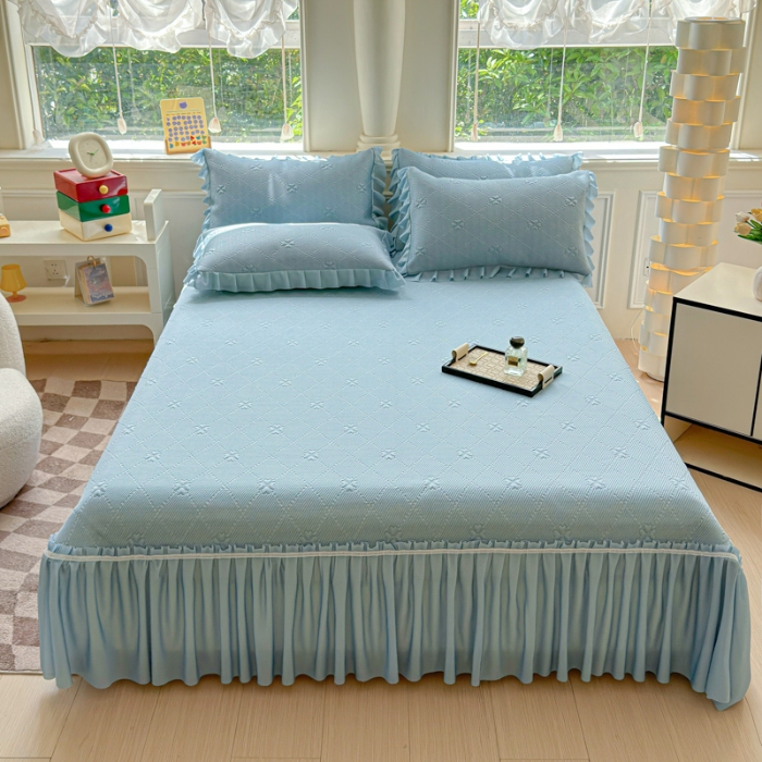 91家纺网 家纺一手货源 找家纺 漫布云 2025新款凉豆豆PE凉感丝花边床裙款冰豆豆凉席床盖三件套  四叶草-水蓝