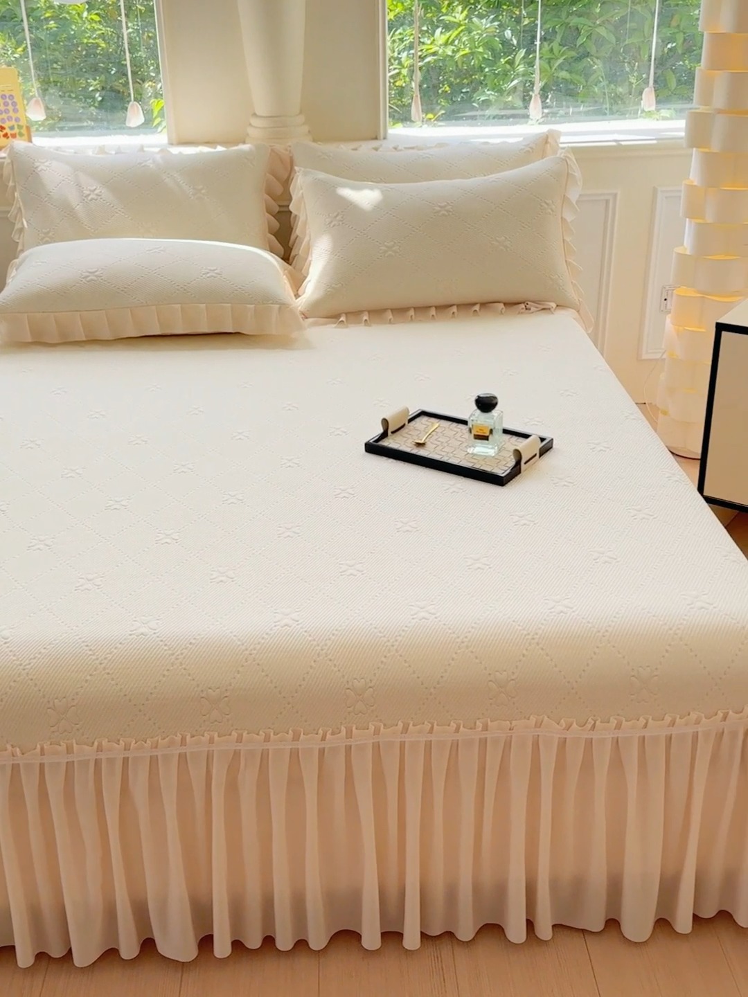 91家纺网 家纺一手货源 找家纺 漫布云 2025新款凉豆豆PE凉感丝花边床裙款冰豆豆凉席床盖三件套  四叶草-奶白  