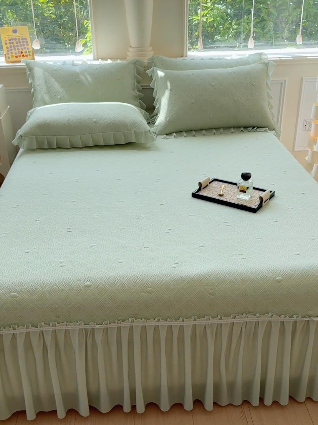 91家纺网 家纺一手货源 找家纺 漫布云 2025新款凉豆豆PE凉感丝花边床裙款冰豆豆凉席床盖三件套 樱桃-薄荷绿 