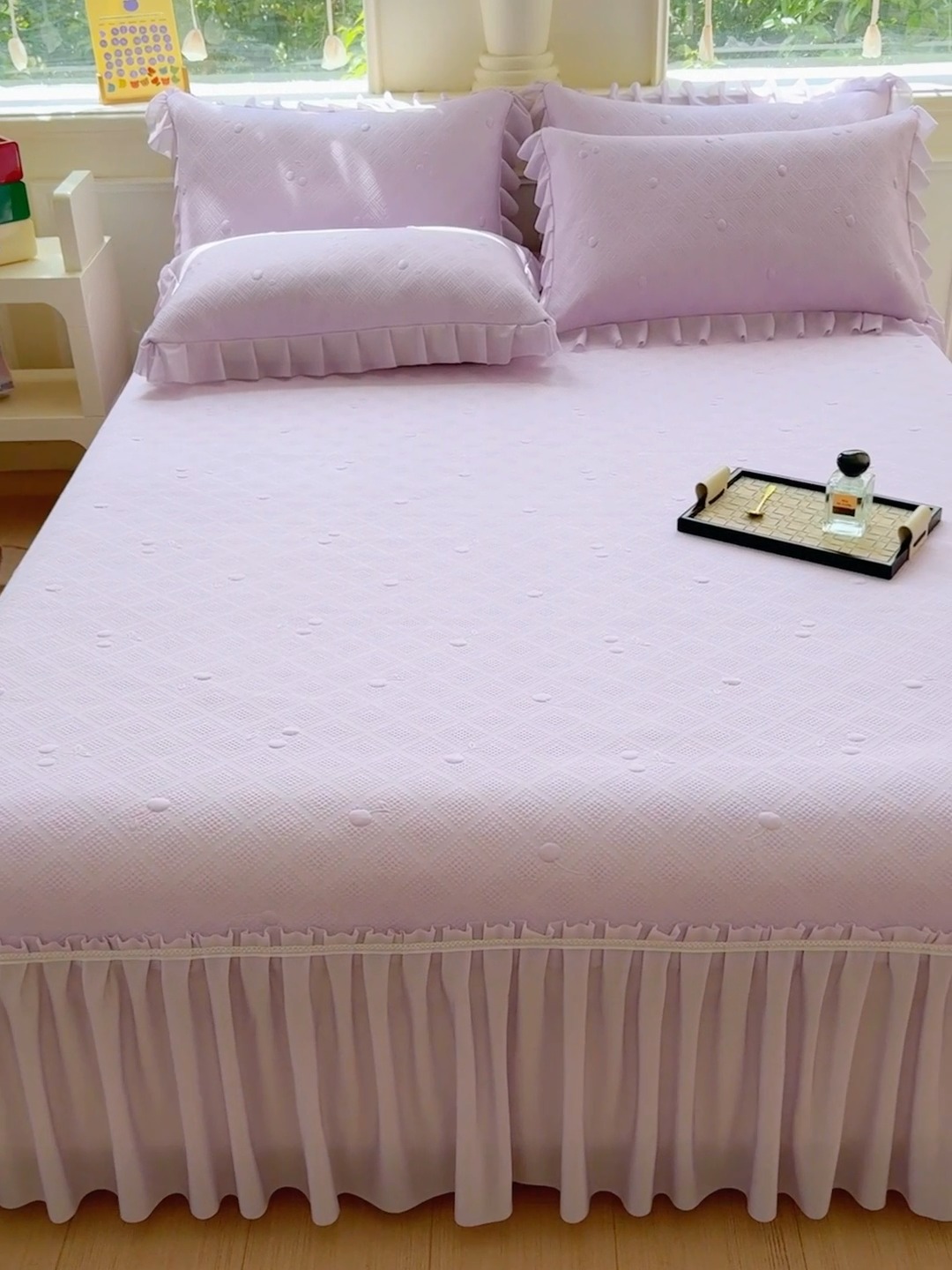 91家纺网 家纺一手货源 找家纺 漫布云 2025新款凉豆豆PE凉感丝花边床裙款冰豆豆凉席床盖三件套 樱桃-梦幻紫