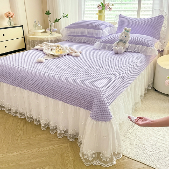 91家纺网 家纺一手货源 找家纺 漫布云2025新款凉豆豆纯色系床裙款床单款床盖床单凉席三件套蕾丝床盖款凉席三件套   冰豆豆—梦幻紫