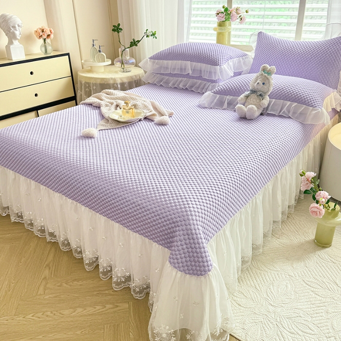 91家纺网 家纺一手货源 找家纺 漫布云2025新款凉豆豆纯色系床裙款床单款床盖床单凉席三件套蕾丝床盖款凉席三件套   冰豆豆—梦幻紫