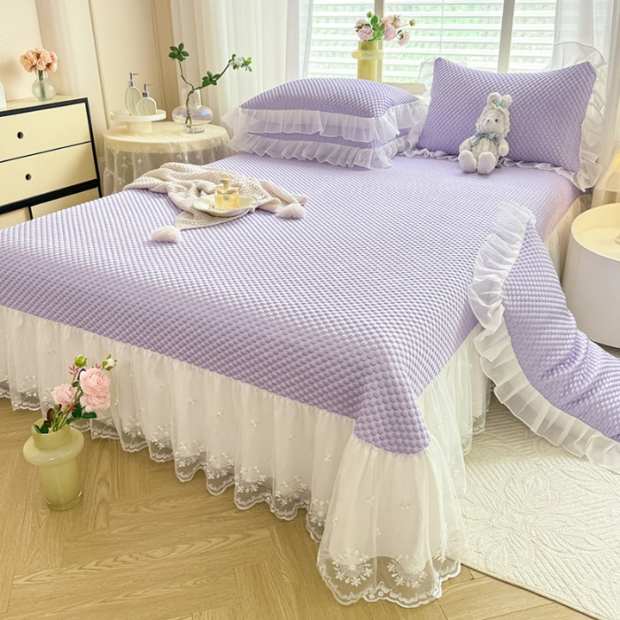 91家纺网 家纺一手货源 找家纺 漫布云2025新款凉豆豆纯色系床裙款床单款床盖床单凉席三件套蕾丝床盖款凉席三件套   冰豆豆—梦幻紫