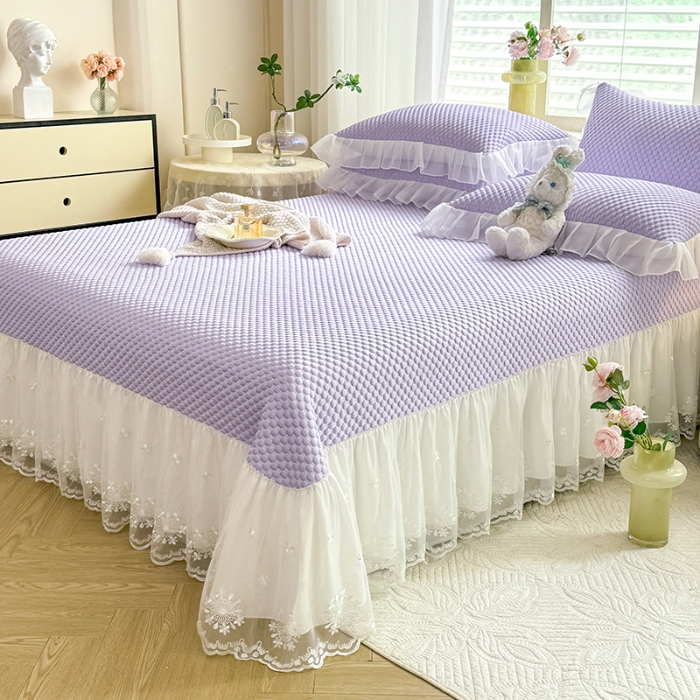 91家纺网 家纺一手货源 找家纺 漫布云2025新款凉豆豆纯色系床裙款床单款床盖床单凉席三件套蕾丝床盖款凉席三件套   冰豆豆—梦幻紫